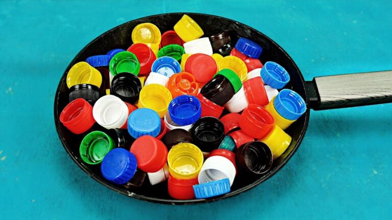 5 kreatywnych pomysłów na talerze z topionych plastikowych pokrywków!
